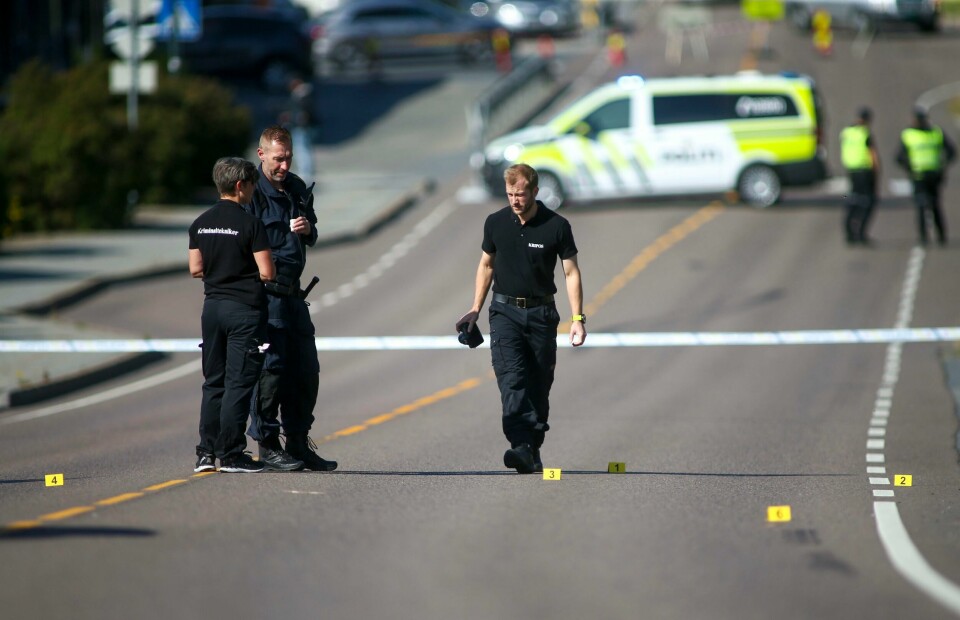 SARPSBORG: 34-åringen ble skutt på åpen gate i Sarpsborg. En person ble skutt av politiet i Sarpsborg lørdag morgen. Politiet i arbeid på stedet. Foto: Christoffer Andersen / NTB