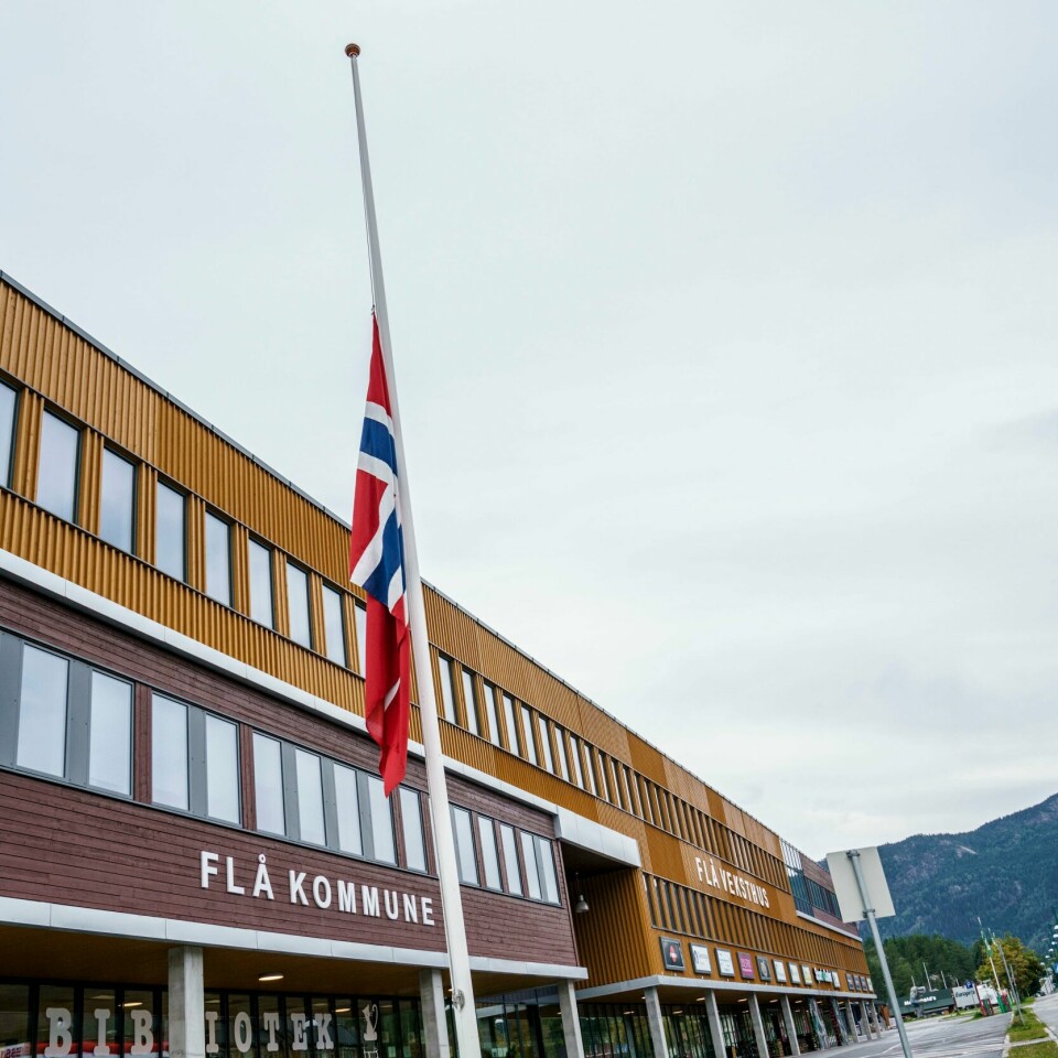 FLAGGER: Det ble flagget på halv stang utenfor kommunehuset i Flå tirsdag. Tre personer døde i en ulykke der. Det ble flagget på halv stang utenfor kommunehuset i Flå tirsdag etter at tre personer omkom i trafikkulykke på riksvei 7 i Flå i Hallingdal. Foto: Stian Lysberg Solum / NTB