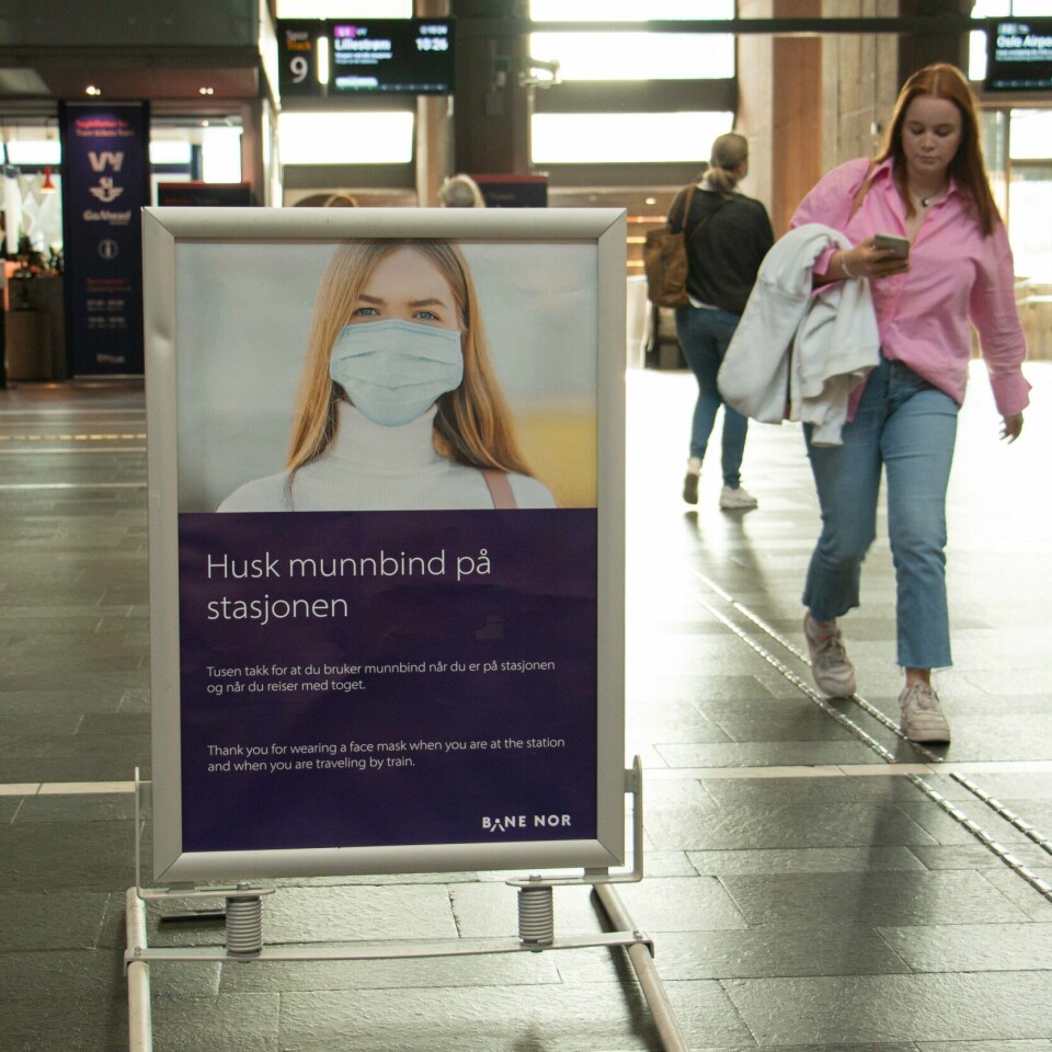 OPPFORDRING: Inne på Oslo Sentralstasjon er folk oppfordret til å bruke munnbind. Bildet viser et skilt med oppfordring til å bruke munnbind på Oslo Sentralstasjon.