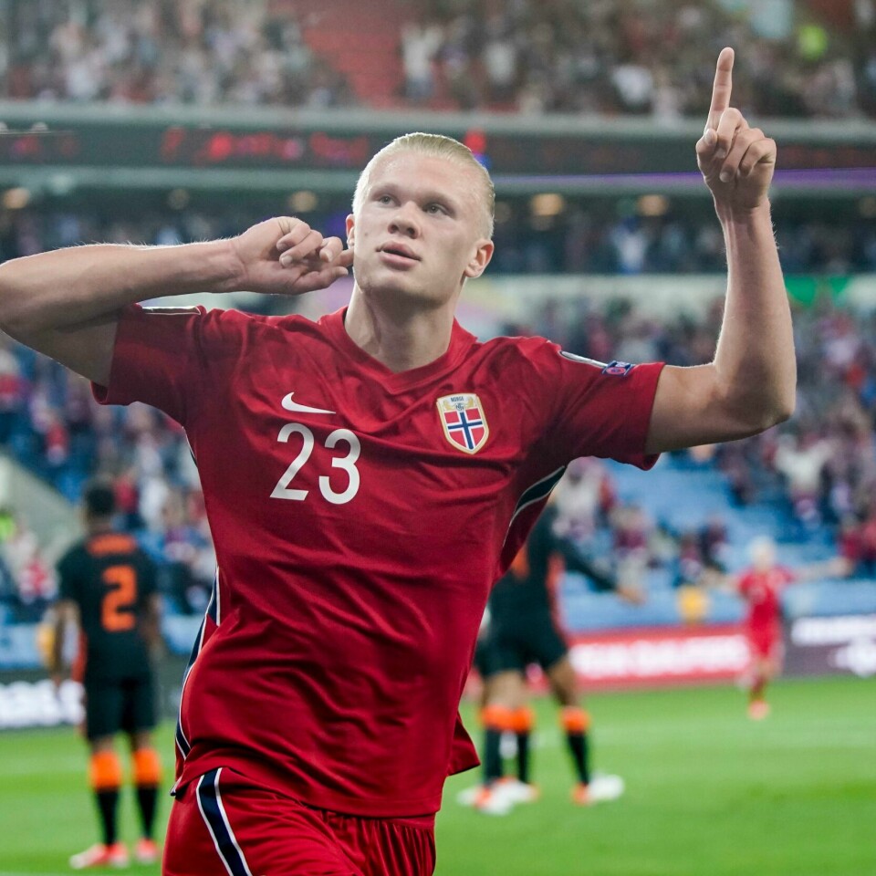 SKÅRET: Erling Braut Haaland jubler og tar imot publikums hyllest etter å ha skåret for Norge. Kampen mot Nederland endte 1-1. Erling Braut Haaland jubler og tar imot publikums hyllest etter å ha scoret for Norge i VM-kvalifiseringskampen mot Nederland på Ullevaal. Foto: Stian Lysberg Solum / NTB
