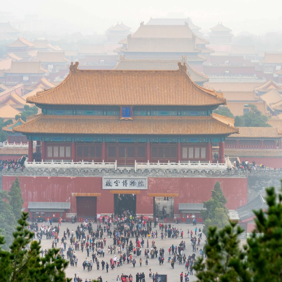 BEIJING: Myndighetene i Beijing har bestemt å forby eksamener for de yngste elevene i Kina. Den Forbudte By i Beijing innhyllet i forurenset luft (smog). Bildet er fra oktober 2018. Foto: Heiko Junge / NTB