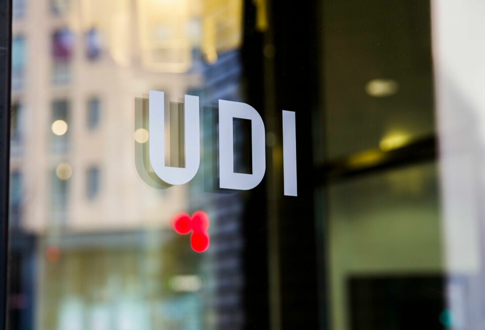 VENTER: UDI og UNE vil ikke sende noen flere fra Norge til Afghanistan med tvang i 2021. Bildet er av en vindusrute som det står UDI på. Illustrasjonsfoto: Berit Roald / NTB