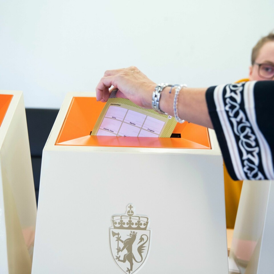 STEMMER: Det er mange ord det er lurt å kunne før du skal stemme ved stortingsvalget. Her legger en velger sin stemmeseddel i valgurnen i et valglokale. 34.286 personar leverte si stemme til stortingsvalet 13. september det siste døgnet.Foto: Berit Roald / NTB / NPK