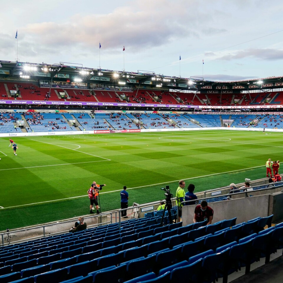 TRIBUNE: 7000 tilskuere fikk være til stede på landskampen mot Nederland onsdag. På tirsdag får 10.000 se Norge spille mot Gibraltar. 7000 publikummere fikk være til stede på landskampen mot Nederland onsdag. Nå åpner Helsedirektoratet for at det kan slippes inn 10.000 på neste hjemmekamp.Foto: Stian Lysberg Solum / NTB