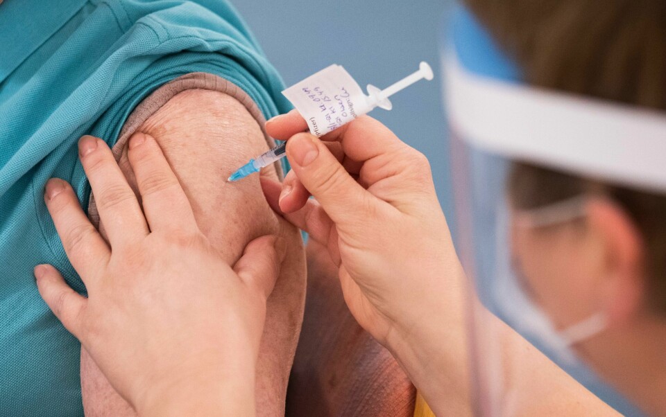 VAKSINE: Nå får noen tilbud om tredje dose med vaksine. Éin av ti koronasmitta dei siste to vekene var fullvaksinert.Foto: Berit Roald / NTB / NPK