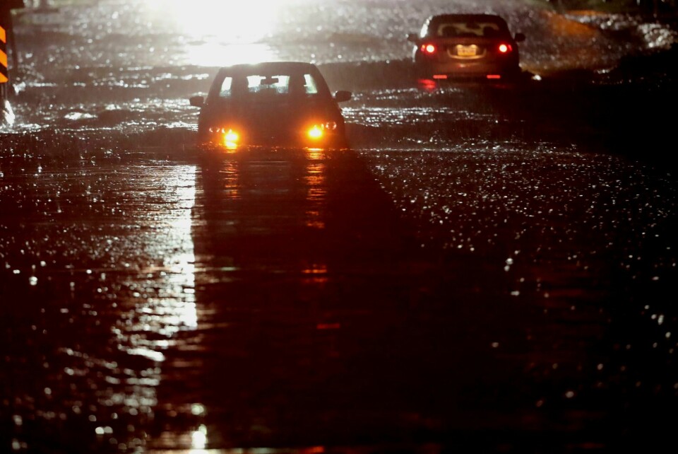 FLOM: En bil står under vann i delstaten Pennsylvania onsdag. Foto: Charles Fox / The Philadelphia Inquirer via AP / NTB