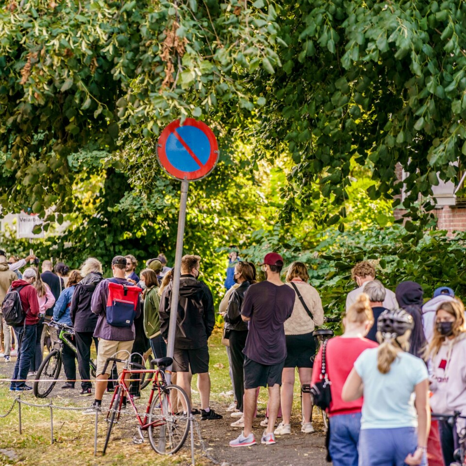 KØ: De siste dagene har det vært lange køer på flere test-stasjoner i Oslo. Folk står i kø for å teste seg på Adamstuen teststasjon i Oslo onsdag. Det siste døgnet er det registrert 1.415 koronasmittede i Norge, som er ny rekord med god margin. Foto: Stian Lysberg Solum / NTB