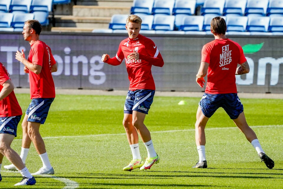 SEIER: Norge skal prøve å vinne mot Nederland. Det sier Martin Ødegaard (midten). Martin Ødegaard (midten) under tirsdagens landslagstrening på Ullevaal stadion. Foto: Terje Bendiksby / NTB