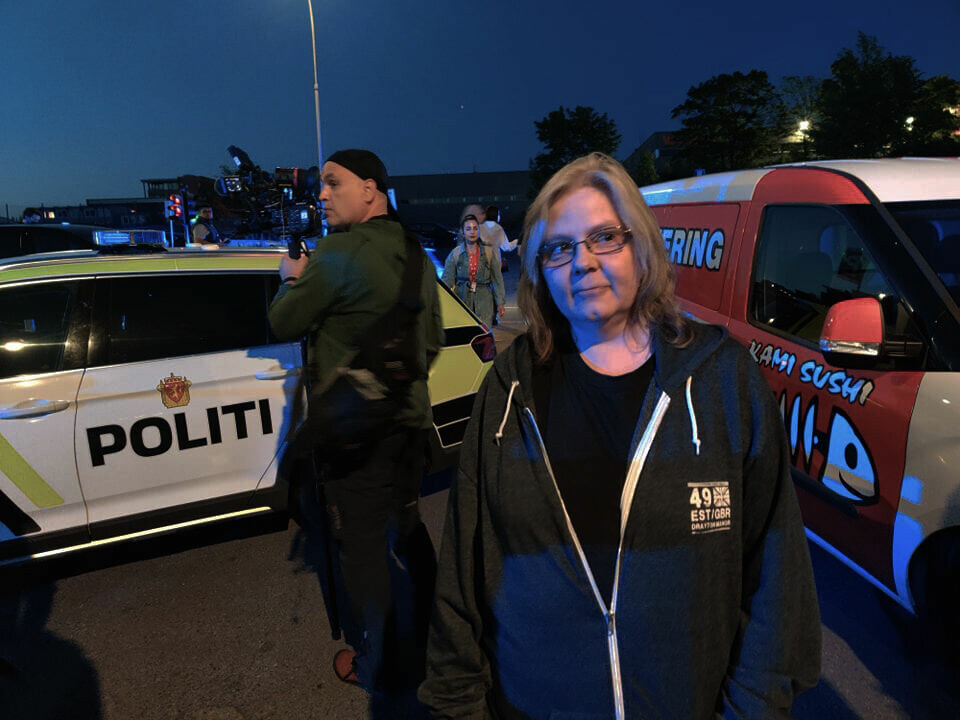 VITNE: Monica Govenius var ikke langt unna da hun hørte to skudd. Monica Govenius er midt i bildet. Politibiler står rundt.