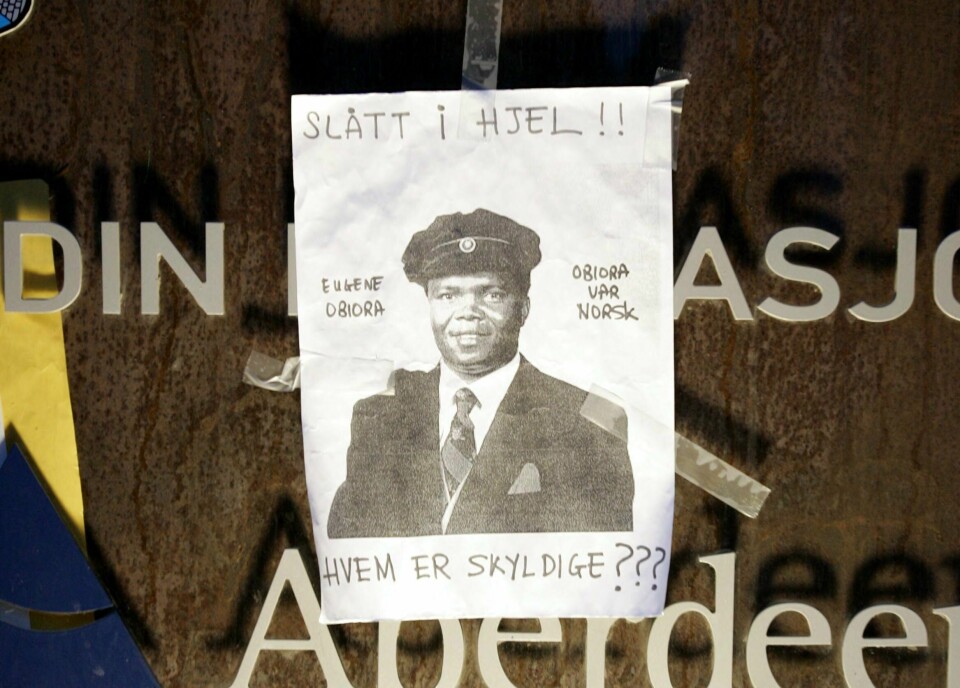 VOLD: Etter hendelsen med Obiora demonstrerte flere mot politivold. Et A4-ark med Eugene Ejike Obiora på.