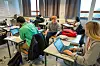 Elevene Olav Næsguthe (21) (i midten) og Ida Borell (19) (t.h.) i klasse Vg3 på Holtet videregående skole i Oslo avlegger sine digitale stemmer på siste dag av skolevalget. Foto: Heiko Junge / NTB