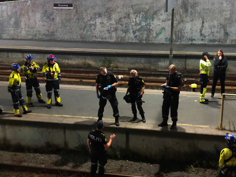 LETING: Politiet leter etter spor på togskinnene. Alt av trafikk ble stoppet. Flere politi står på perongen til t-banestasjonen. Mens noen er nede å leter på selve skinnene.