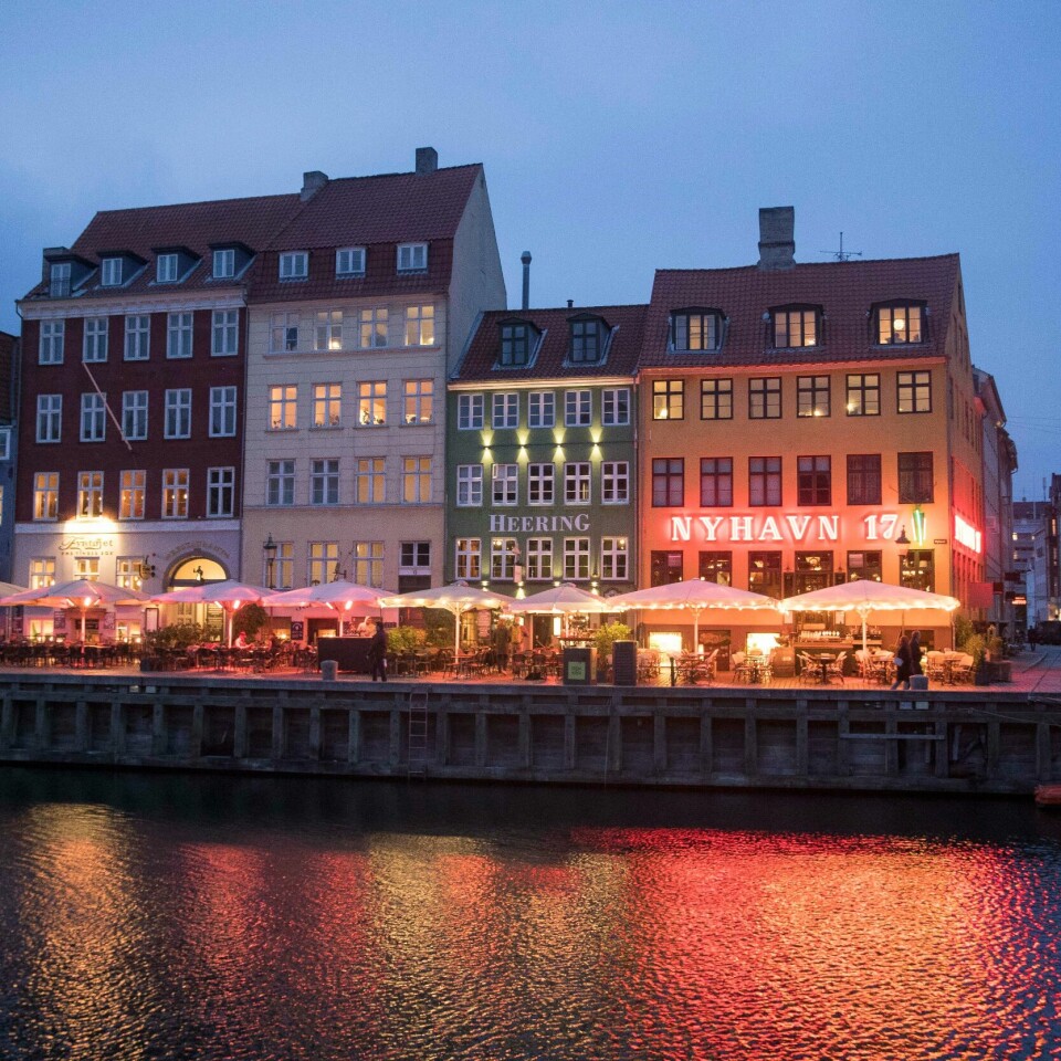 ÅPNET: Etter halvannet år er det slutt på regler for de danske nattklubbene. Etter halvannet år er det slutt på begrensningene for dansk uteliv, men til og med neste fredag må man vise koronapass for å få feste gjennom natten. Illustrasjonsfoto: Terje Pedersen / NTB