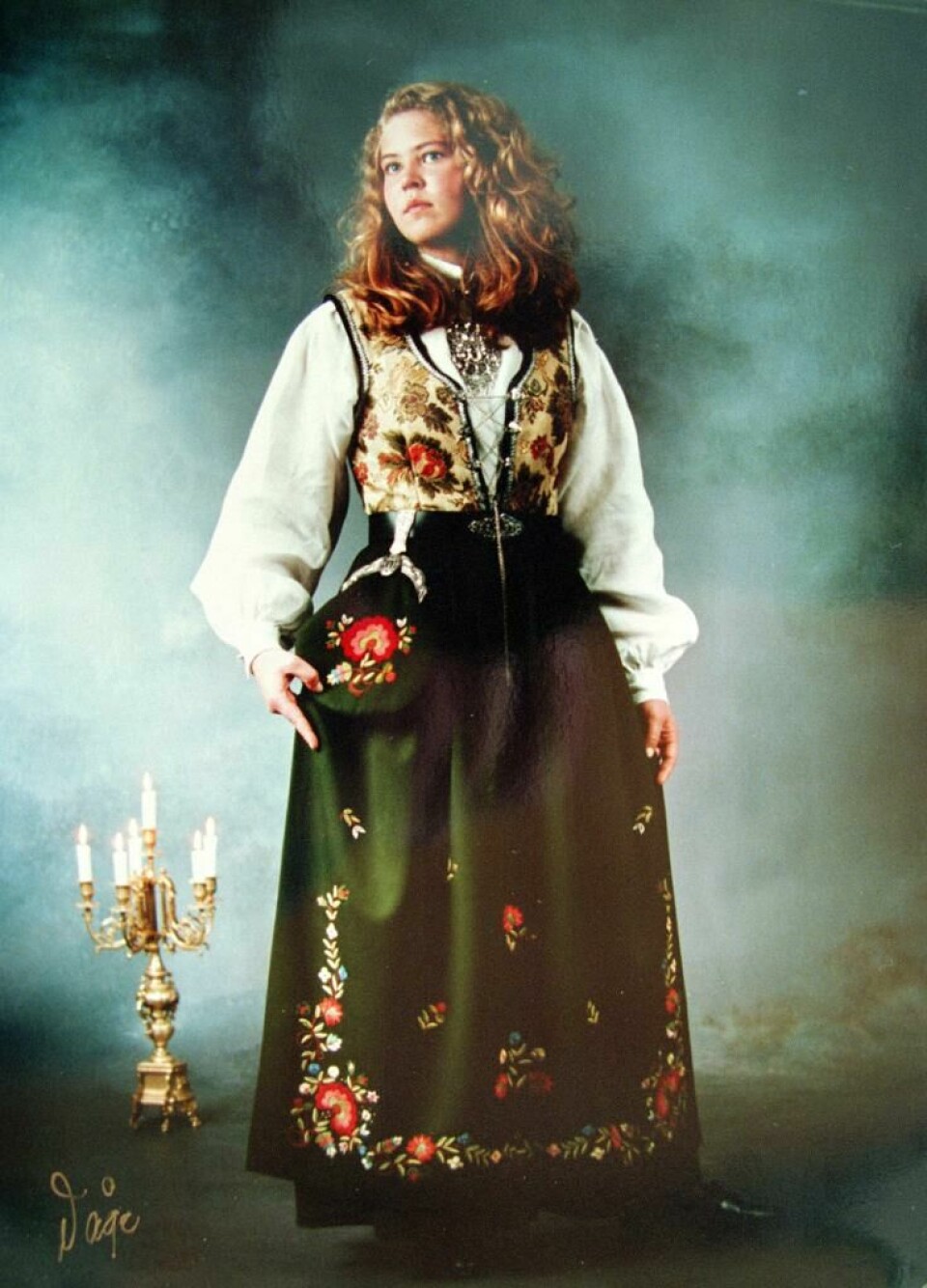 DREPT: Birgitte Tengs ble drept i 1995. Hun var 17 år. Nå etterforsker politiet drapet på nytt. Bildet viser Birgitte Tengs som konfirmant.
