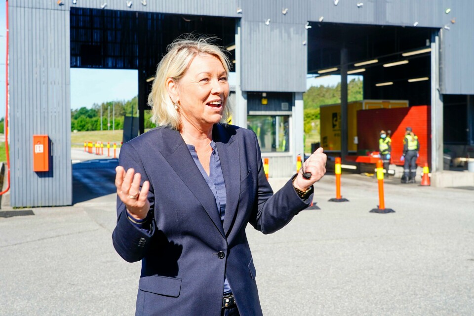 MINISTER: Monica Mæland er glad det åpnes for at familie og kjærester kan komme til Norge. Hun er minster for justis og beredskap. Justis- og beredskapsminister Monica Mæland (H) ved Svinesund tollsted for å se på kontrollen med grensetrafikken. Etter åpningen av grensen fredag har det vært lange køer for å komme tilbake til Norge. Foto: Terje Pedersen / NTB