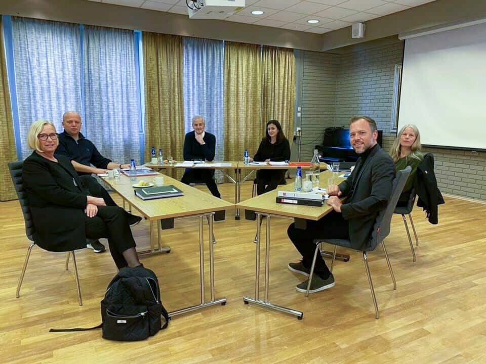 MØTE: Her sitter fra venstre: Marit Arnstad (Sp), Trygve Slagsvold Vedum (Sp), Jonas Gahr Støre (Ap), Hadia Tadjik (Ap), Audun Lysbakken (SV) og Kirsti Bergstø (SV) under regjeringssonderingene på Hurdalsjøen hotell. Bildet er fra Lysbakken Facebook-profil. Marit Arnstad (Sp), Trygve Slagsvold Vedum (Sp), Jonas Gahr Støre (Ap), Hadia Tadjik (Ap), Audun Lysbakken (SV) og Kirsti Bergstø (SV) under regjeringssonderingene på Hurdalsjøen hotell. Bildet er fra Lysbakken Facebook-profil.Foto: Audun Lysbakkens Facebook-profil / NTB
