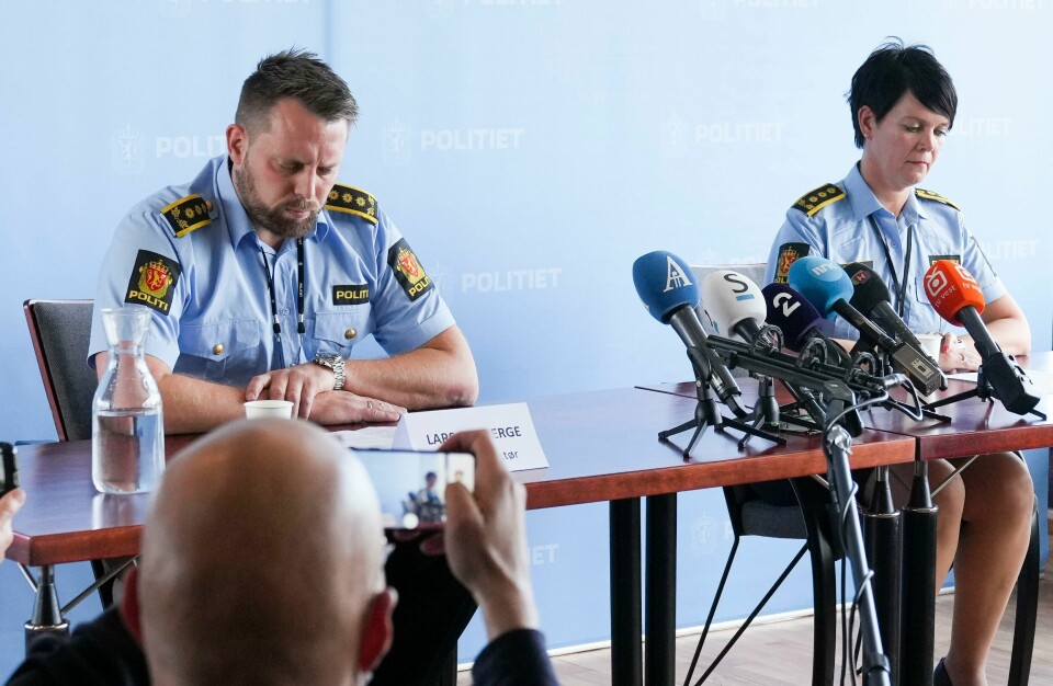 BEVIS: Politiet har ransaket flere adresser, og sikret bevis mot mannen som nå er siktet for drapet på Birgitte Tengs. Bildet er av politiinspektørene Lars Ole Berge (til venstre) og Unni Byberg Malmin. De sitter i uniform bak et langbord, bak en rekke mikrofoner.