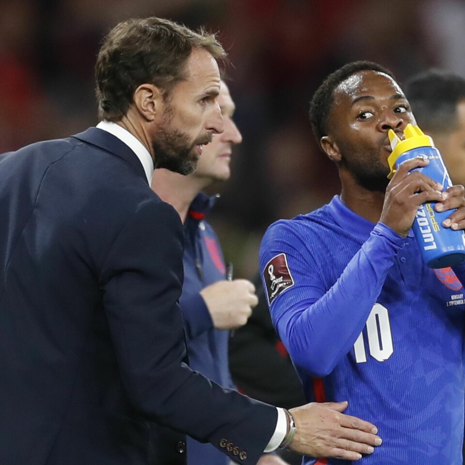 RASISME: For andre gang på noen måneder ble Raheem Sterling utsatt for rasisme. Gareth Southgate underveis i oppgjøret mot Ungarn. Foto: Laszlo Balogh / AP / NTB