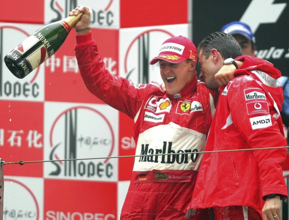 FILM: Det er laget en ny film om Michael Schumacher. Der snakker familien om tiden etter at han havnet i koma etter en ulykke i 2013. Bildet er av en feirende Michael Schumacher i rød kjøredress fra Ferrari. Foto: Greg Baker / AP / NTB