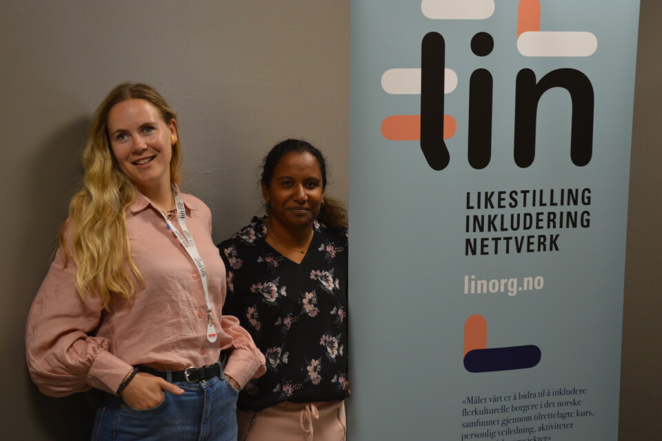 KURS: Alexandra Hagen Linnerud og Sulaksana Sivapatham tilbyr kurs til innvandrere. HJELPER: Organisasjonen LIN tilbyr flere kurs til innvandrere.