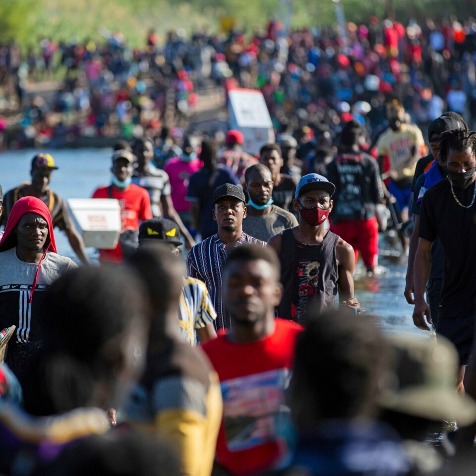 HJELP: Folket venter fortsatt på hjelp etter flommen i Haiti. Migrantstrømmen over elva Rio Grande har overveldet amerikanske myndigheter og ført til betydelige forsinkelser i behandlingen av ankomstene, selv om det jobbes på spreng. Foto: Marie D. De Jesús / Houston Chronicle via AP / NTB