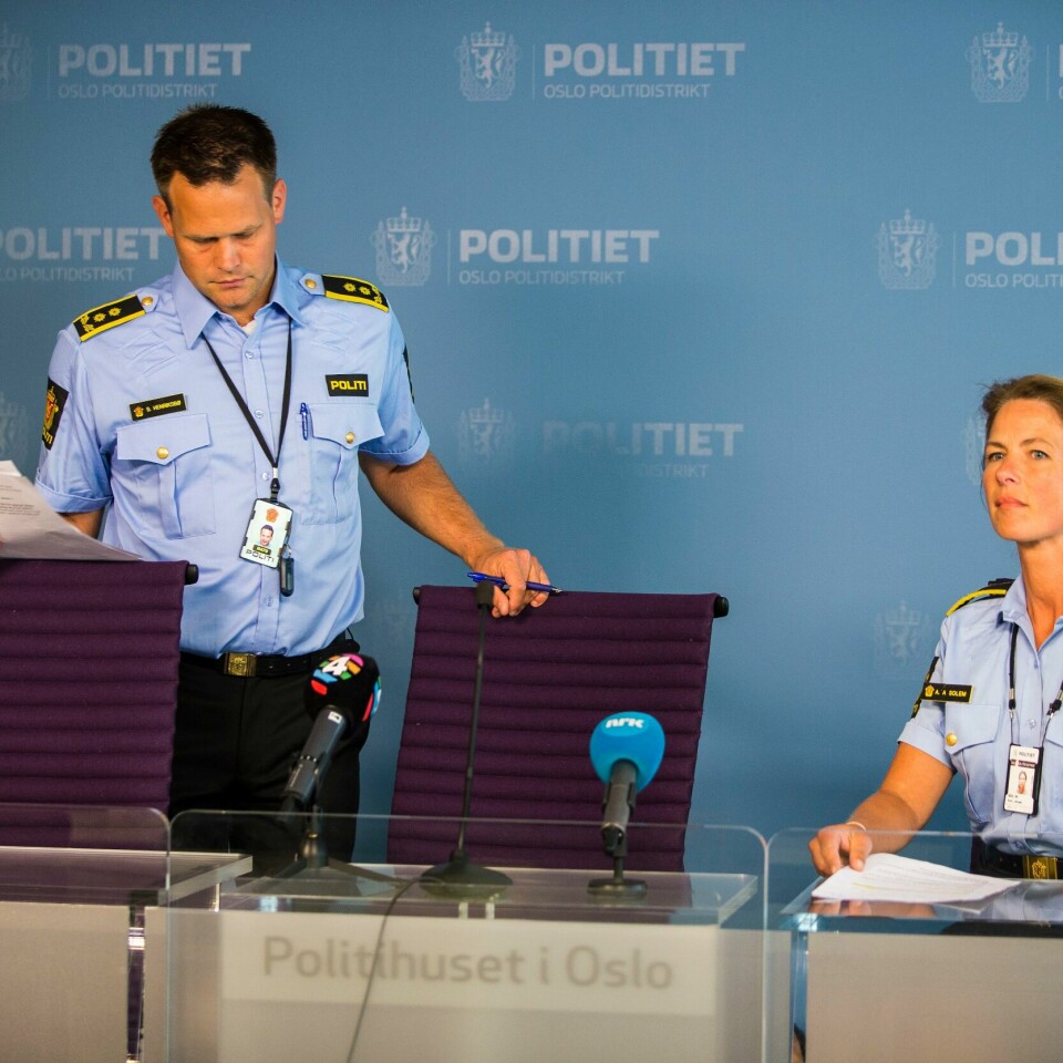 PÅGREPET: Det var Oslo politidistrikt som pågrep 66-åringen. To politifolk sitter foran pressen og forklarer at de har pågrepet den 66-år gamle mannen.