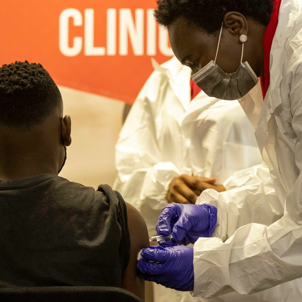 FÅ: Bare 3,6 prosent av alle som bor i Afrika er fullvaksinert. På bildet får en mindreårig sørafrikaner en dose av den kinesiske Sinovac-vaksinen. Arkivfoto: Themba Hadebe / AP / NTB