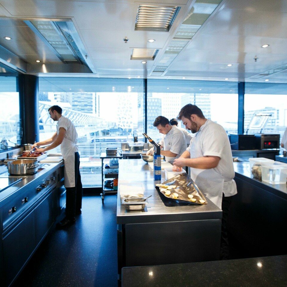 STJERNER: Kokkene gjør klar mat til gjester som kommer til restauranten Maaemo. Bildet er fra 2021. Norske restaurantar, her ved Maemo, har vore fullbooka i sommar. Mange slit likevel med å finne folk å tilsetje. Foto: Heiko Junge / NTB / NPK
