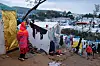 Den overfylte Moria-leiren (bildet) på øya Lesvos brant ned i september i fjor, og mange av flyktningene der er siden flyttet til fastlandet. Der bygger greske myndigheter nå høye betongmurer rundt flyktningleirene. Foto: AP / NTB