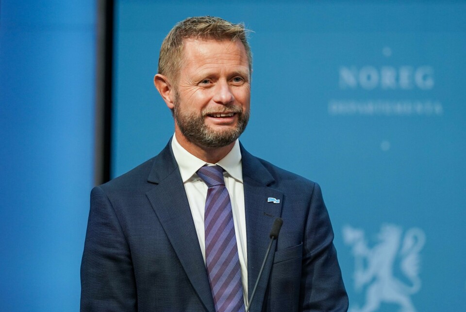 OPPFORDRER: Helseminister Bent Høie ber alle om å fortsette å være hjemme når vi er syke. Selv om samfunnet åpner mer. Foto: Ali Zare / NTB Bildet er av helseminister Bent Høie. Foto: Ali Zare / NTB