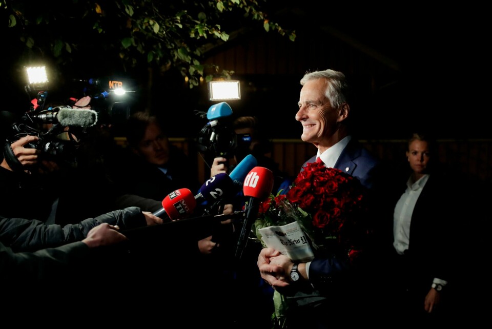 VINNER: Ap-leder Jonas Gahr Støre fikk en sen kveld i Oslo mandag kveld. Men han er klar til å bli statsminister for Norge. Dermed starter et nytt og rødt kapittel i norsk politikk.Foto: Javad Parsa / NTB Bildet viser en smilende og fornøyd Jonas Gahr Støre som møtte pressen da han kom hjem natt til tirsdag. Foto: Javad Parsa / NTB