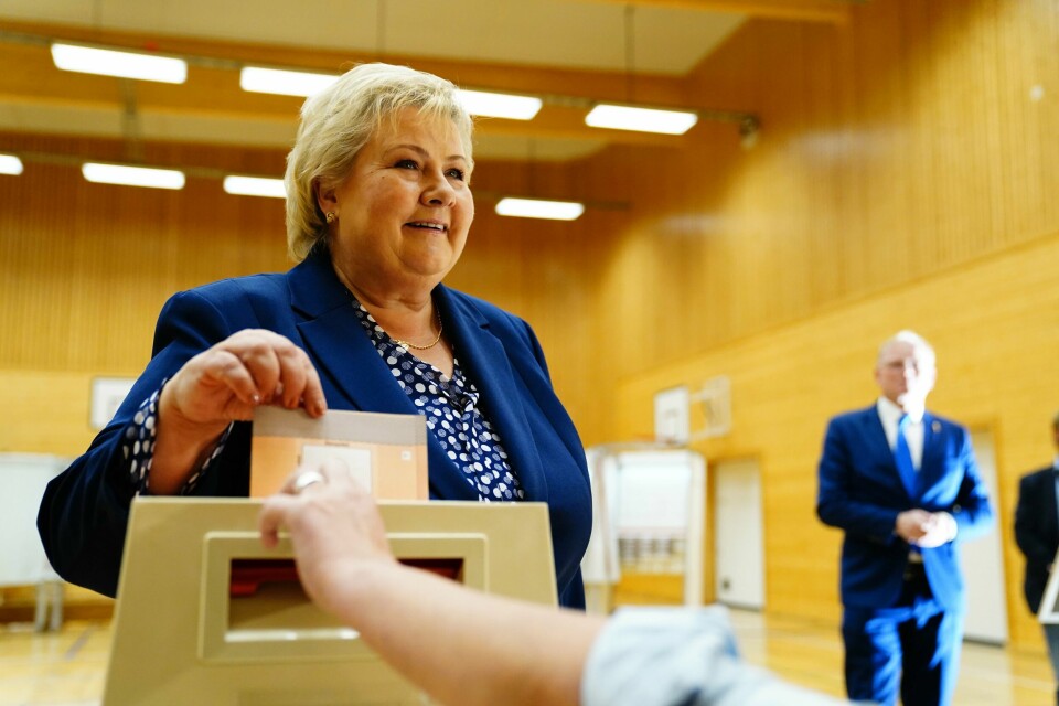 VALG-FUNKSJONÆR: I 2021 stemte daværende statsminister Erna Solberg i stortingsvalget. Det skjedde på Skjold skole i Bergen. En valg-fuksjonær passet på at hun fikk puttet stemmen sin i valg-urnen.Foto: Håkon Mosvold Larsen / NTB Statsminister Erna Solberg (H) avga sin stemme i stortingsvalget 2021 på Skjold skole i Bergen mandag formiddag.Foto: Håkon Mosvold Larsen / NTB