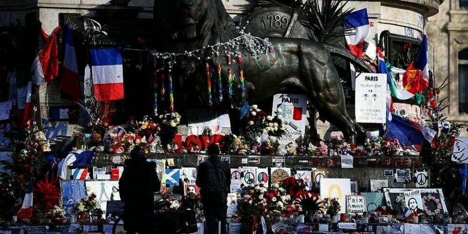 MINNES: Folk reagerer på terrorangrep med å legge ut blomster og hilsener. Paris fikk i fjor oppleve både angrep på satiremagasinet Charlie Hebdo og flere angrep i november. Torsdag er det ett år siden angrepet på satiremagasinet.