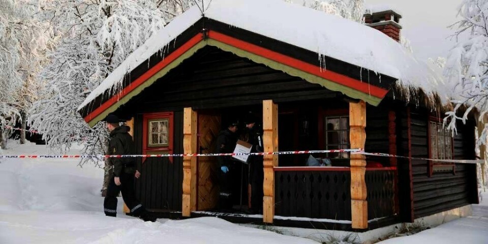 FUNNET DØD: På denne hytta ble en 13 år gammel jente funnet død nyttårsaften. Her arbeider politiets teknikere ved hytta.