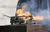 Et batteri står i flammer.