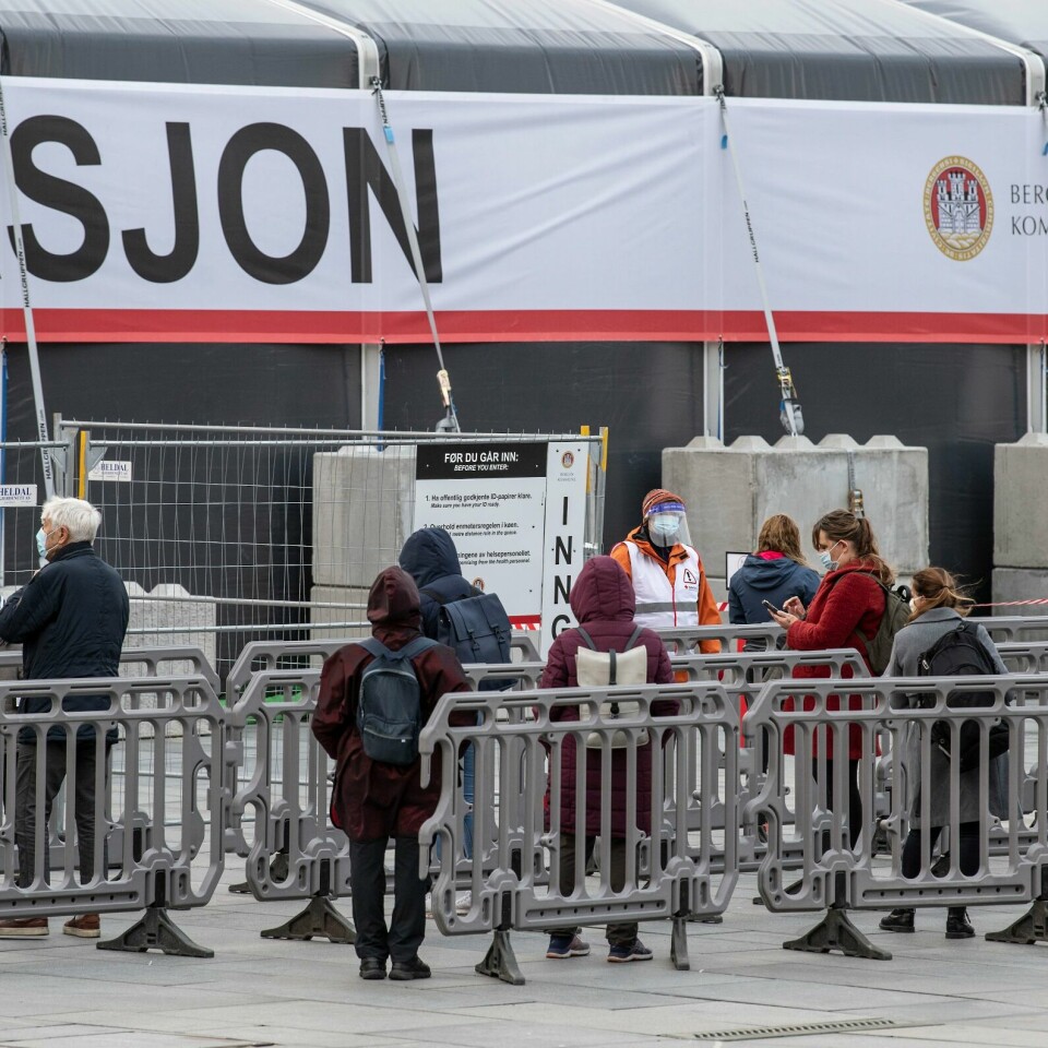 TESTING: Dette blir det mindre av fremover sier regjeringen. Fra i dag blir det mindre testing, isolasjon, smittesporing og karantene, også kalt Tisk. Det er registrert 62 nye koronasmitta i Bergen det siste døgnet. Over halvparten har ukjend smitteveg. Foto: Marit Hommedal / NTB / NPK