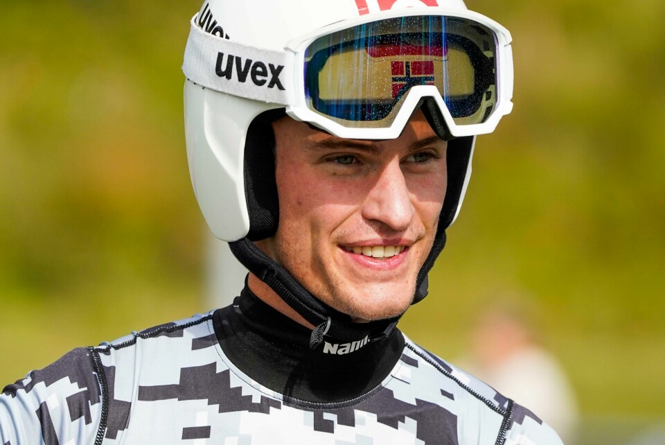 KLAR: Daniel-André Tande er klar for å hoppe i en konkurranse igjen. Det skjer nesten et halvt år etter det stygge fallet i Planica i mars. Bildet er av skihopperen Daniel-André Tande. Han har på hvit hjelm. Han har hoppbrillene trukket opp i panna og smiler. Foto: Lise Åserud / NTB