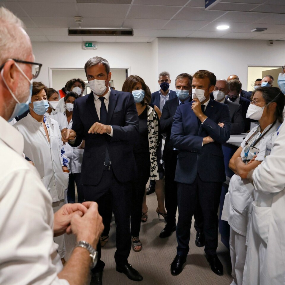 KORONA: Helseminister Olivier Véran sier rundt 3.000 helsearbeidere kan bli permittert. Det skjer etter at presidenten i juli ga dem frist til 15. september med å få minst én vaksinedose. Helseminister Olivier Véran (til venstre) sier rundt 3.000 helsearbeidere har fått permitteringsvarsel etter at president Emmanuel Macron (til høyre) i juli ga dem frist til 15. september med å få minst én vaksinedose. Arkivfoto: Ludovic Marin / AP / NTB