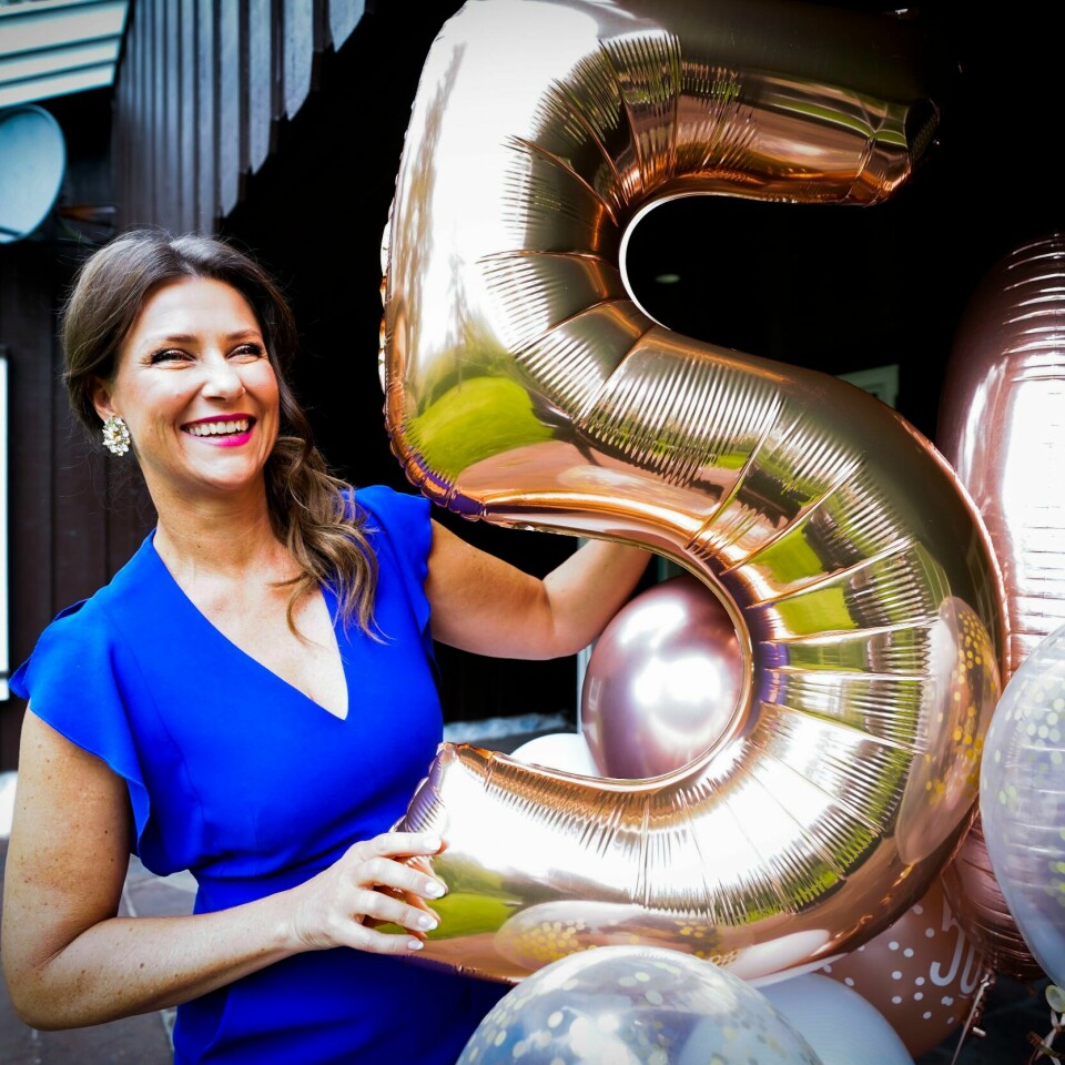 Lommedalen 20210921. NB! Sperrefrist for publisering er kl 07.00 i morgen tidlig. NB!Prinsesse Märtha Louise fyller 50 år. Prinsessen gleder seg til å feire med frokost på sengen og signering av 1000 bøker.Foto: Lise Åserud / NTB Prinsesse Märtha Louise med 50-årsballonger på terrassen utenfor sitt hjem i Lommedalen. Foto: Lise Åserud / NTB
