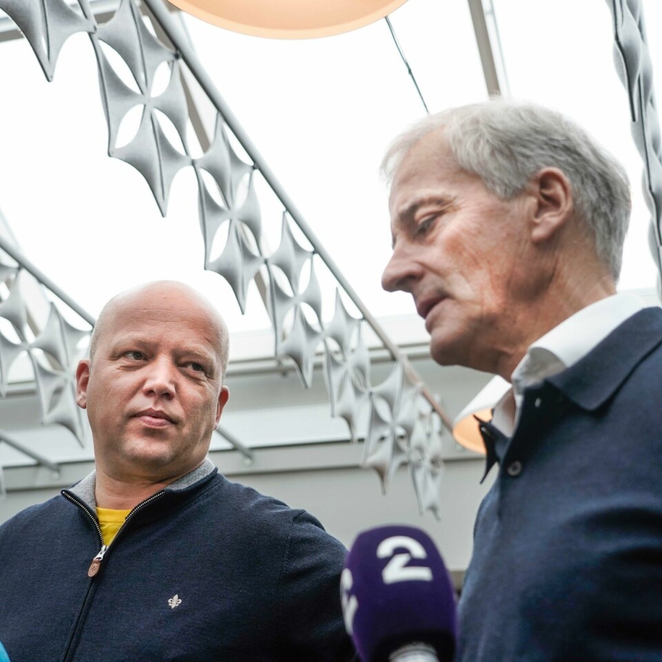 FORHANDLER: Trygve Slagsvold Vedum og Jonas Gahr Støre møter pressen under forhandlinger om den mulige Ap-Sp-regjeringen på Hurdalsjøen hotell torsdag. Trygve Slagsvold Vedum (Sp) (t.v.) og Jonas Gahr Støre (Ap) møtte pressen under regjeringsforhandlingene om mulig Ap-Sp-regjering på Hurdalsjøen Hotell torsdag. Foto: Terje Pedersen / NTB