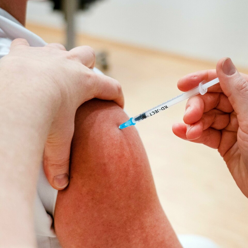 VAKSINE: 76 prosent av hele befolkningen har fått første dose med korona-vaksinen. For risikogrupper som både blir tilrådd koronavaksine og influensavaksine, vil det kunne vere fordelaktig dersom dei kan få godt vern mot begge sjukdommane med eitt stikk, medgir Folkehelseinstituttet. Illustrasjonsfoto: Gorm Kallestad / NTB / NPK