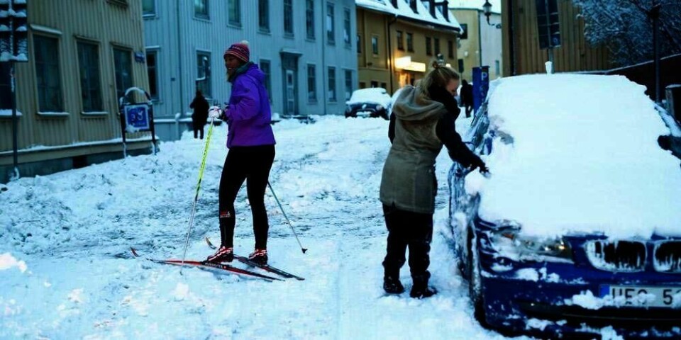 SNØ: Mye snø i Göteborg i Sverige skapte kaos tirsdag morgen.
