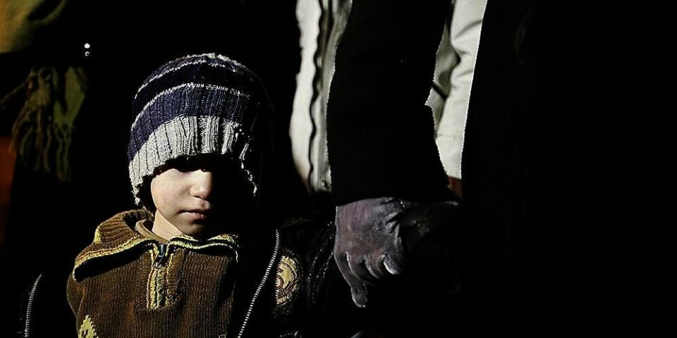 HJELP:  En syrisk gutt venter sammen med familien på å få reise fra Madaya. Mandag fikk folk i byen endelig mat og annen hjelp.