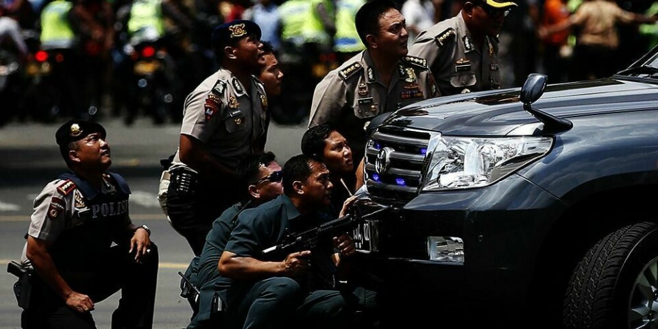 TERROR: Terrorister angrep i Jakarta i Indonesia natt til torsdag. Politiet skal ha drept tre av dem og jakter på flere.