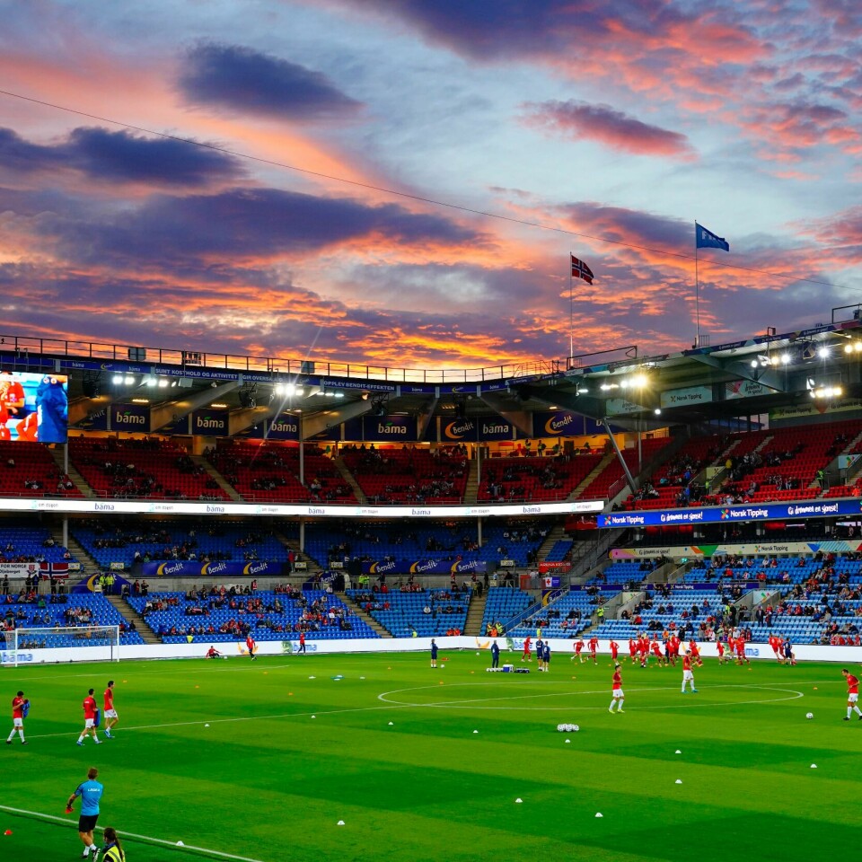 PUBLIKUM: Norsk Fotballforbund ønsker å fylle tribunene fremover. Til nå har de kun fått lov til å bruke 50 prosent av kapasiteten. Ullevaal stadion tar 27.000 tilskuere. NFF håper at tribunene endelig kan fylles. 11. oktober kommer Montenegro på besøk. Foto: Håkon Mosvold Larsen / NTB