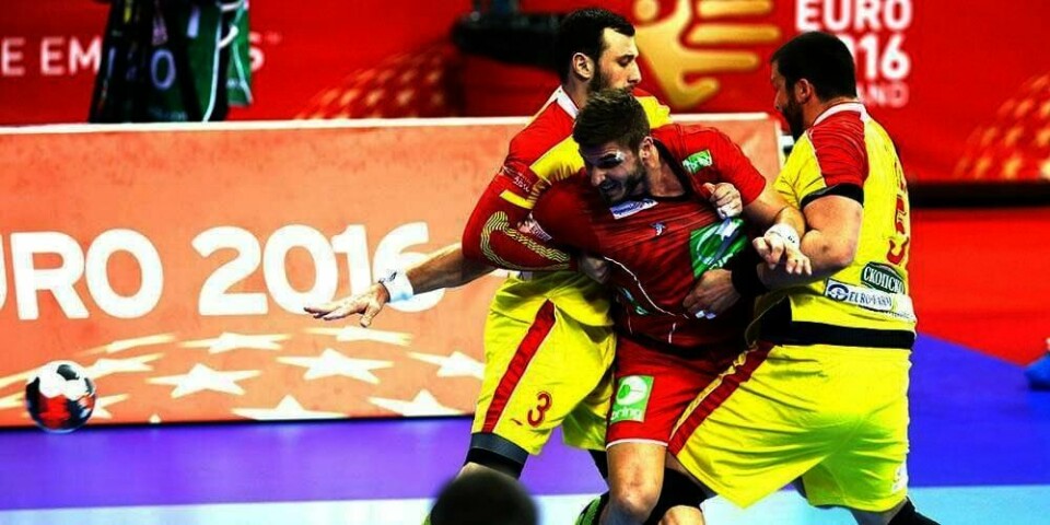 Bjarte Myrhol kjempet for Norge i kampen mot Makedonia mandag. Men det holdt bare til uavgjort. Dermed må Norge vinne mot Frankrike eller får hjelp fra andre lag.