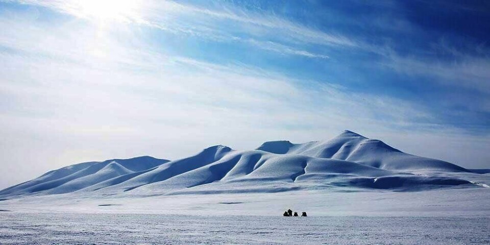 STORT:  Naturen føles nesten uendelig på Svalbard. Menneskene blir små mot fjellene rundt.