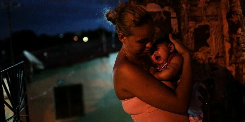 Gleyse Kelly da Silva holder datteren Maria Giovanna. De bor i Brasil. Den lille jenta er født med en hjerneskade. Forskere tror det kan komme av zika-viruset.