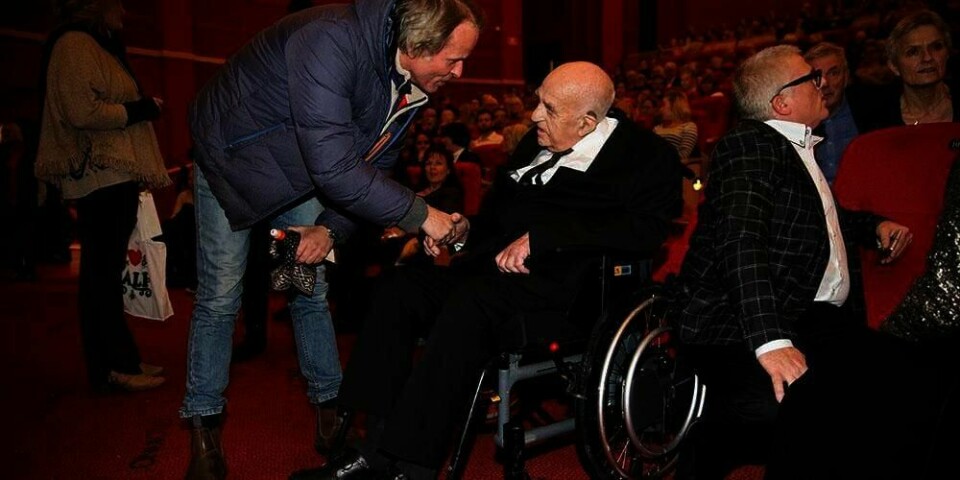 HILSER:  Polfarer Erling Kagge hilser på Joralf Gjerstad før premieren på filmen om Snåsamannen onsdag. Kagge og flere andre kjente personer kom for å se filmen.