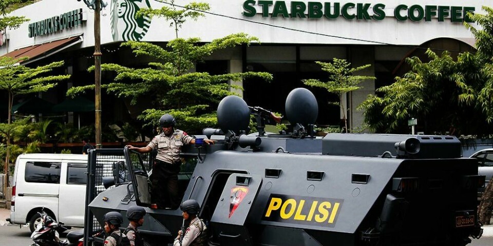 ANGREP: Terrorister angrep med flere bomber i Jakarta i Indonesia torsdag. Blant annet på denne Starbucks-kafeen.